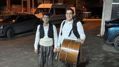 Yalova’da şalvar ve kuşak giyen öğrenciler, davul çalarak sahur geleneğini yaşatıyor
