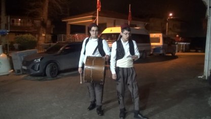 Yalova’da şalvar ve kuşak giyen öğrenciler, davul çalarak sahur geleneğini yaşatıyor/Ek fotoğraflar