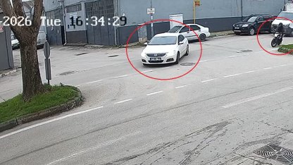 Yaralı motosiklet sürücüsüne yardım etmek yerine otomobilindeki hasara baktı