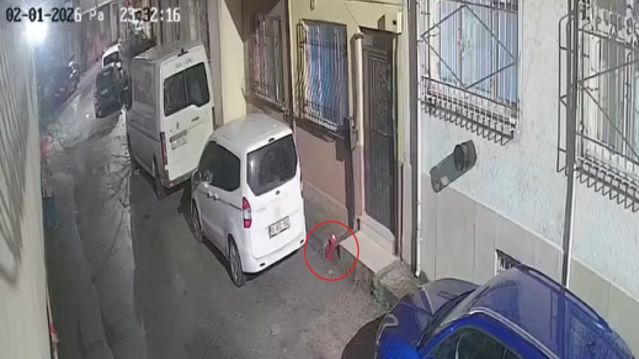 Yere düşen bayrağı kaldırdı