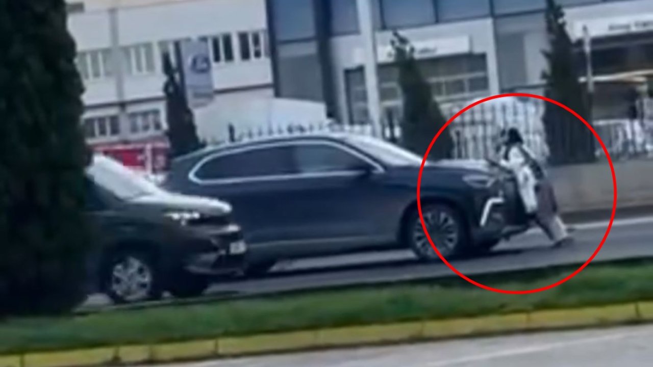Yola çıkan kadının araçların önüne geçip trafiği durdurduğu anlar kamerada