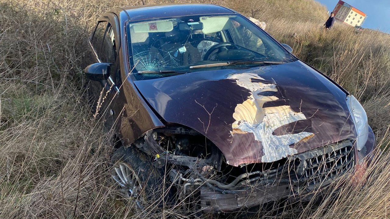 Yoldan çıkan otomobil tarlaya savruldu: 3 yaralı