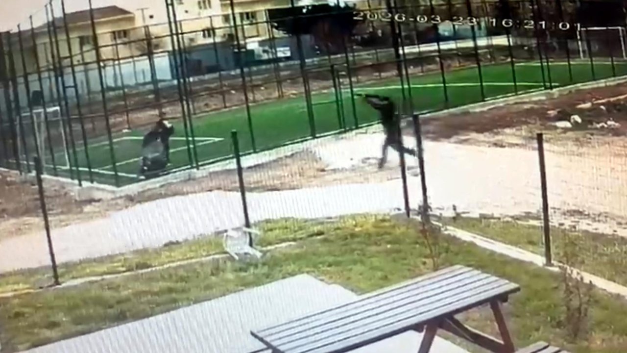 17 yaşındaki çocuk, akranını pompalı tüfekle vurdu; olay kamerada