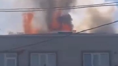 3 katlı apartmanın çatısı alev alev yandı