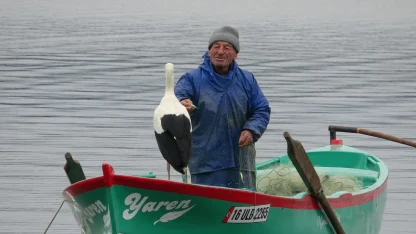 Adem Amca, 15 yıllık dostu Yaren leylekle özlem gideriyor