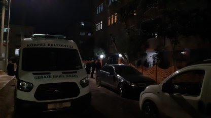 Annesiyle yaşadığı evde boğazından bıçaklanmış halde bulunan kadın öldü