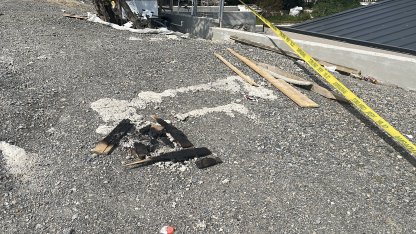 Arkadaşlarıyla sohbet ederken 4 metre yükseklikten düştü; o anlar kamerada