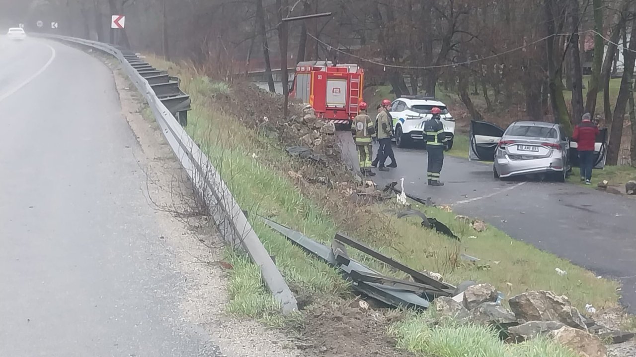 Bariyerleri aşan otomobil alt yola düştü; 1’i bebek 4 yaralı