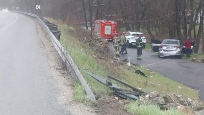 Bariyerleri aşan otomobil alt yola düştü; 1’i bebek 4 yaralı