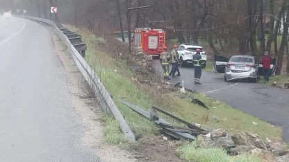 Bariyerleri aşan otomobil alt yola düştü; 1’i bebek 4 yaralı