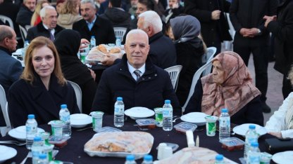 Başkan Bozbey, komşularıyla iftar yaptı