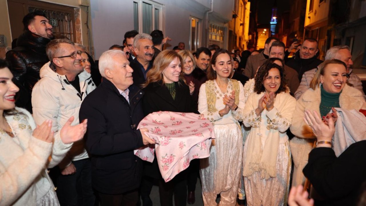 Başkan Bozbey, sahurda Arnavut böreği ve tatlı topladı