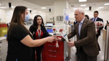 Başkan Bozbey'den sağlık çalışanlarına ziyaret