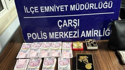 Bir işletmede unutulan altın ve para dolu çanta sahibine teslim edildi