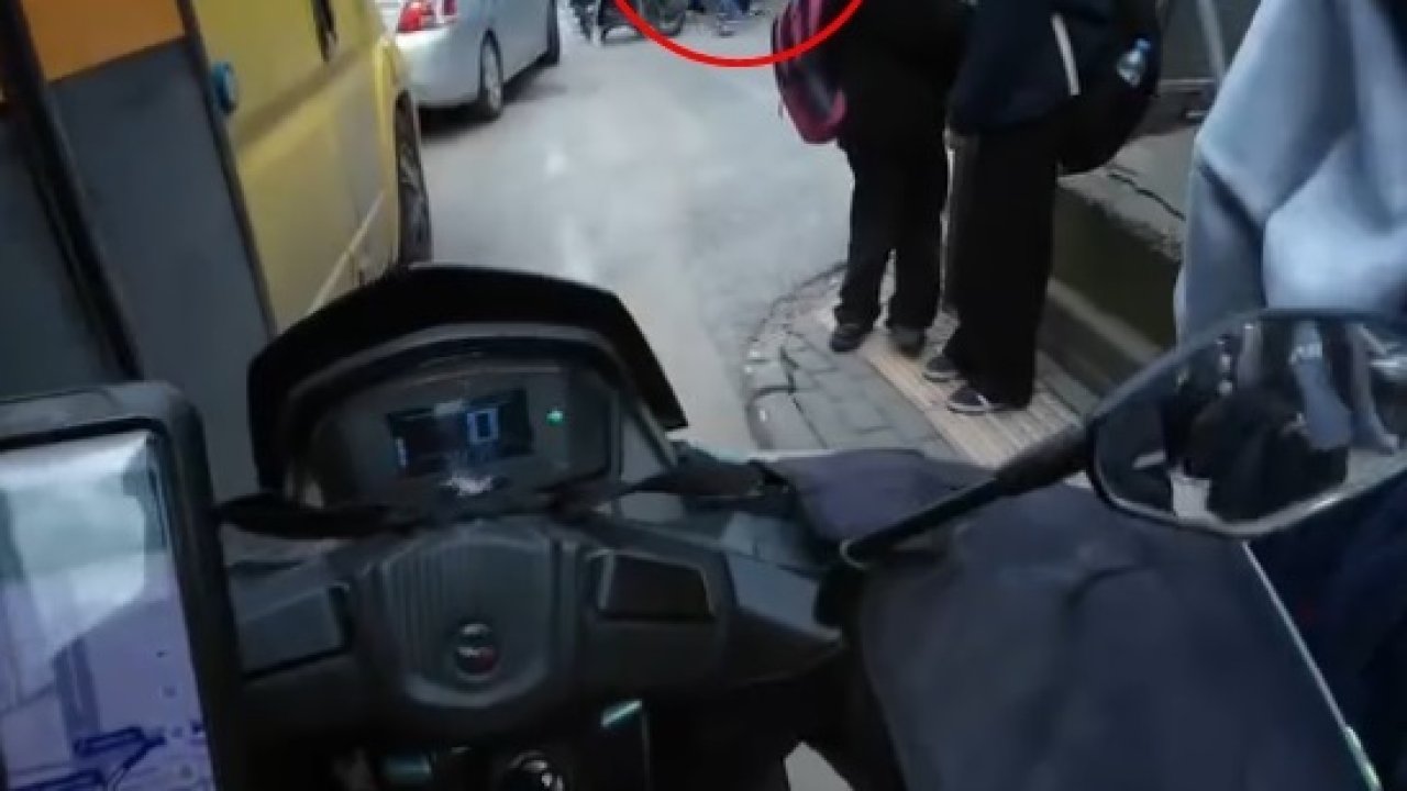 Bursa'da 1 kişinin yaralandığı 'yan bakma' kavgası kamerada