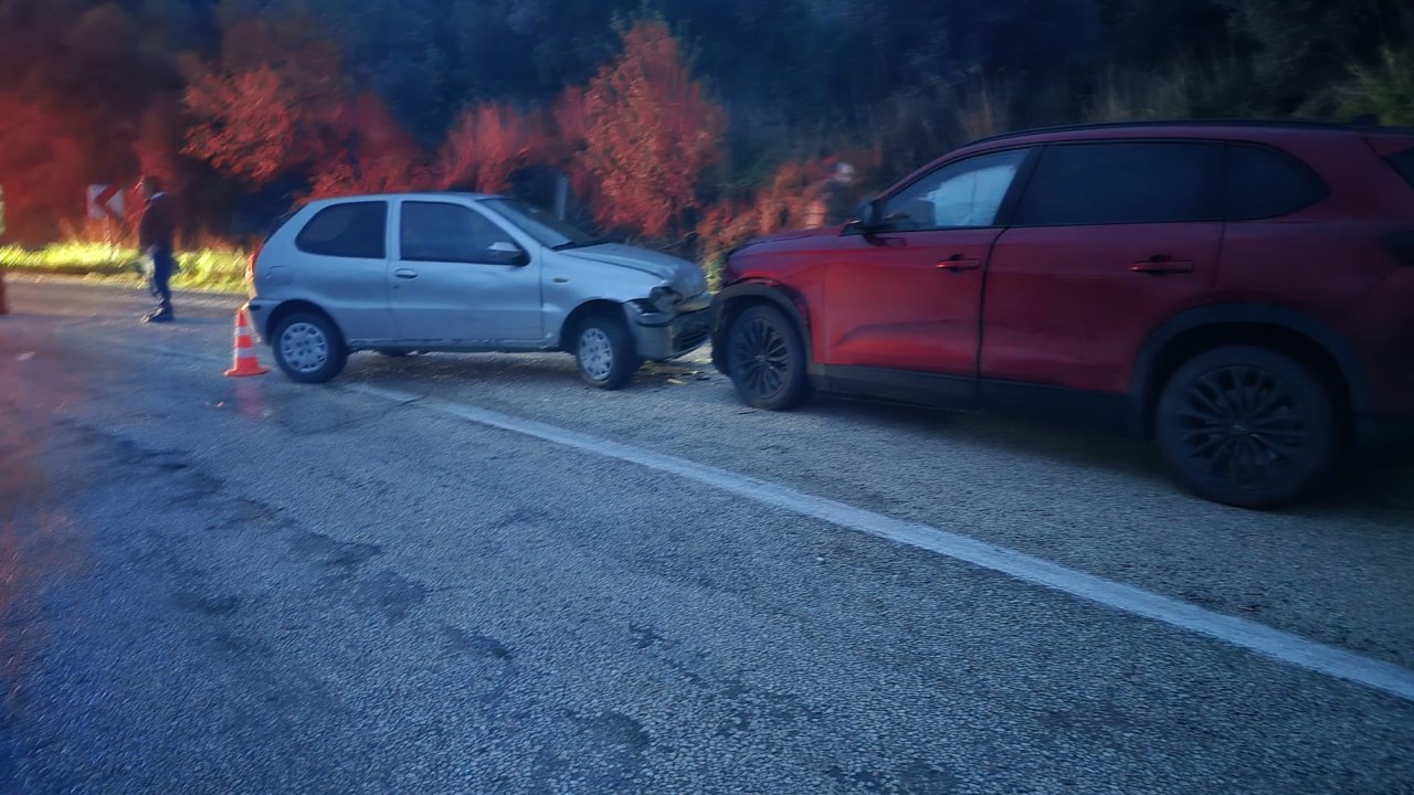 Bursa'da 2 otomobil kafa kafaya çarpıştı: 1 yaralı