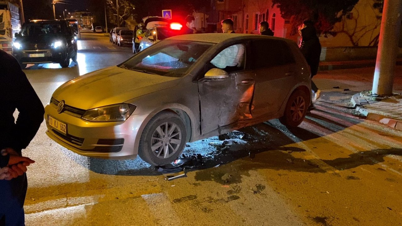 Bursa'da 3 aracın karıştığı zincirleme kaza: 5 yaralı