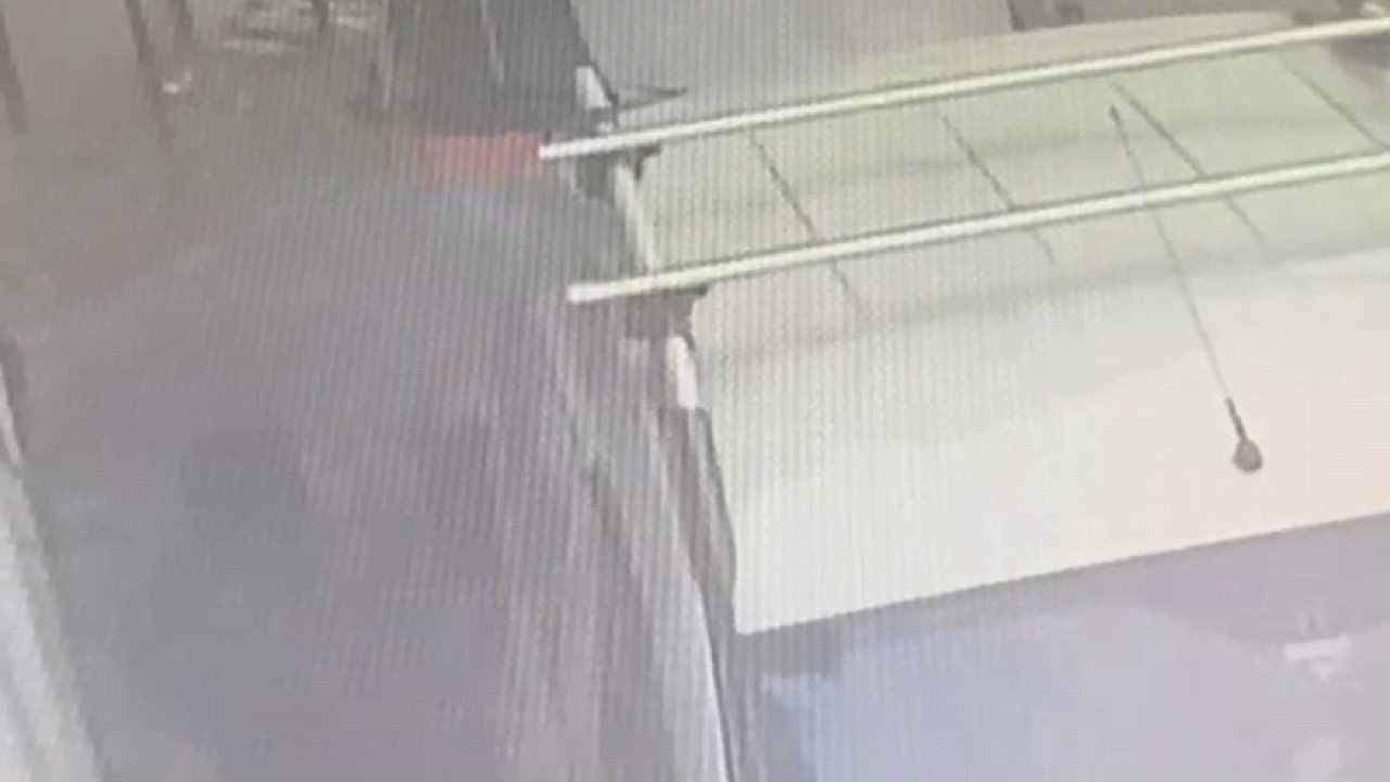 Bursa'da araçlardan eşya çalan hırsız yakalandı; o anlar kamerada