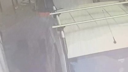 Bursa'da araçlardan eşya çalan hırsız yakalandı; o anlar kamerada