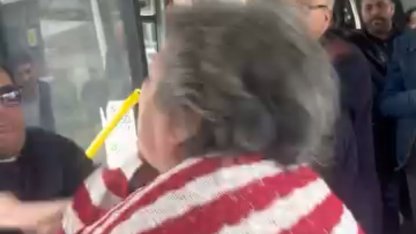 Bursa'da belediye otobüsündeki 'yer' kavgası kamerada