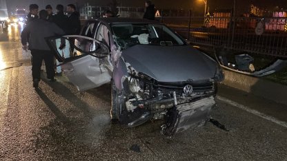 Bursa'da kontrolden çıkan otomobil direğe çarptı: 2 yaralı