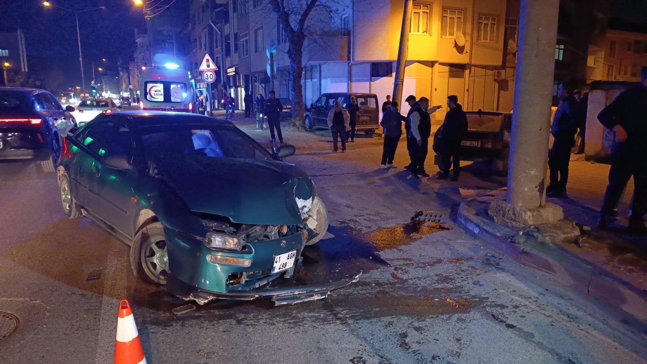 Bursa'da otomobil enerji nakil hattı direğine çarptı: 3 yaralı