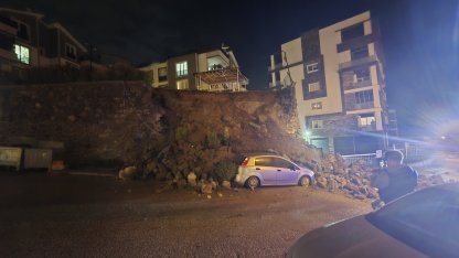 Bursa'da sitenin istinat duvarı çöktü; otomobil kullanılamaz hale geldi