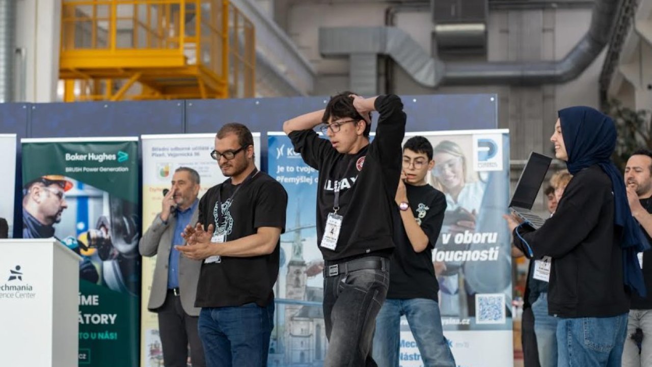 Bursalı öğrencilerden Çekya’da robotik başarısı