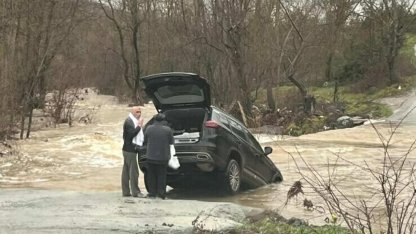 Çanakkale’de sağanak nedeniyle köy yolu kapandı, otomobil suya kapıldı