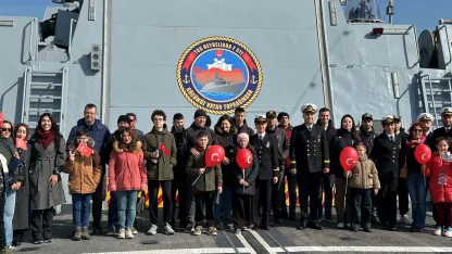 Çanakkale'de ziyarete açılan Deniz Kuvvetleri Komutanlığı'na bağlı gemilere yoğun ilgi