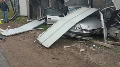 Çarpışan 2 otomobilden biri bariyere, diğeri prefabrik yapıya çarptı