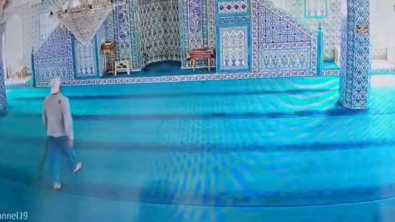 Cezaevinden izinli çıktı, girdiği 3 camideki ses sistemlerini sopayla kırıp söktü