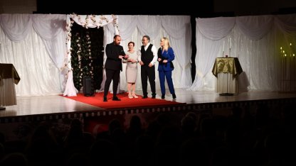 Çocuk kıyafeti getirdiler, tiyatro oyununu ücretsiz izlediler