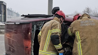 Direğe çarpıp devrilen hafif ticari araçtaki 2 kişi yaralandı