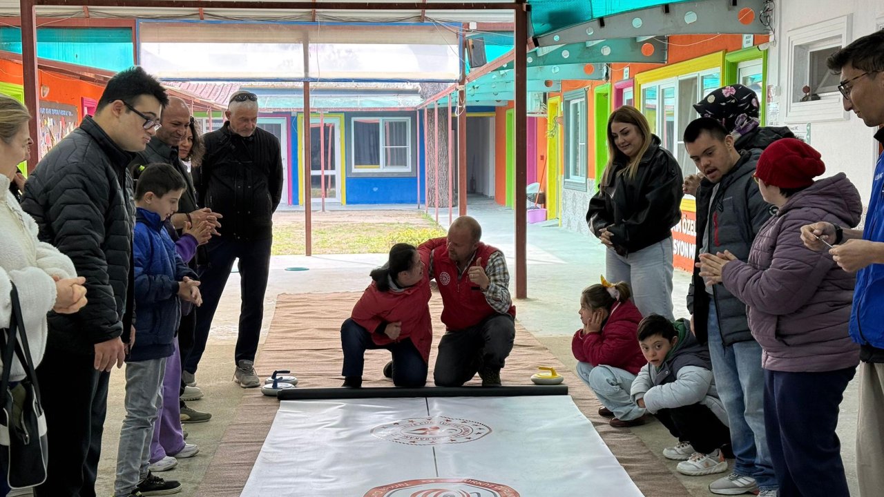 Dows sendromlu bireylerden jimnastik gösterisi