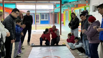 Dows sendromlu bireylerden jimnastik gösterisi