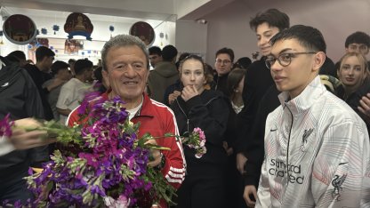 Dünya 2'ncisi beden eğitimi öğretmeni, 40 yıllık mesleğine öğrencilerinin gözyaşlarıyla veda etti