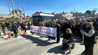 Edirne’de 8 Mart Dünya Kadınlar Günü’nde yürüyüş yapıldı, kadınlara çiçek dağıtıldı