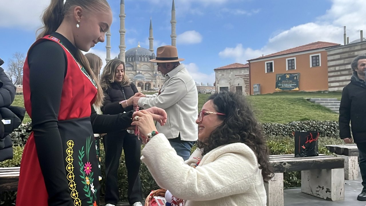 Edirne’de ‘Baba Marta’ etkinliği; bileklikler dağıtıldı