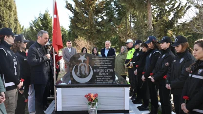 Edirne’de kadın polisler, şehit meslektaşlarını 8 Mart nedeniyle kabri başında andı