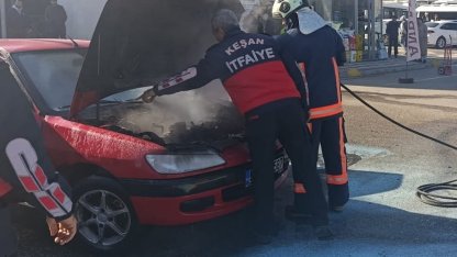 Edirne’de otomobilin motor kısmında çıkan yangın söndürüldü