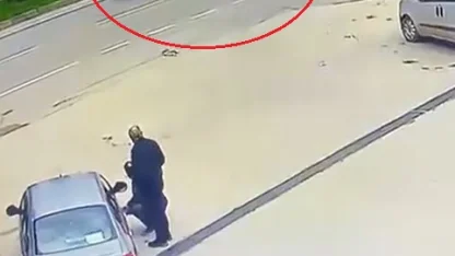 El freni çekilmediği için hareket eden otomobile başka otomobil çarptı