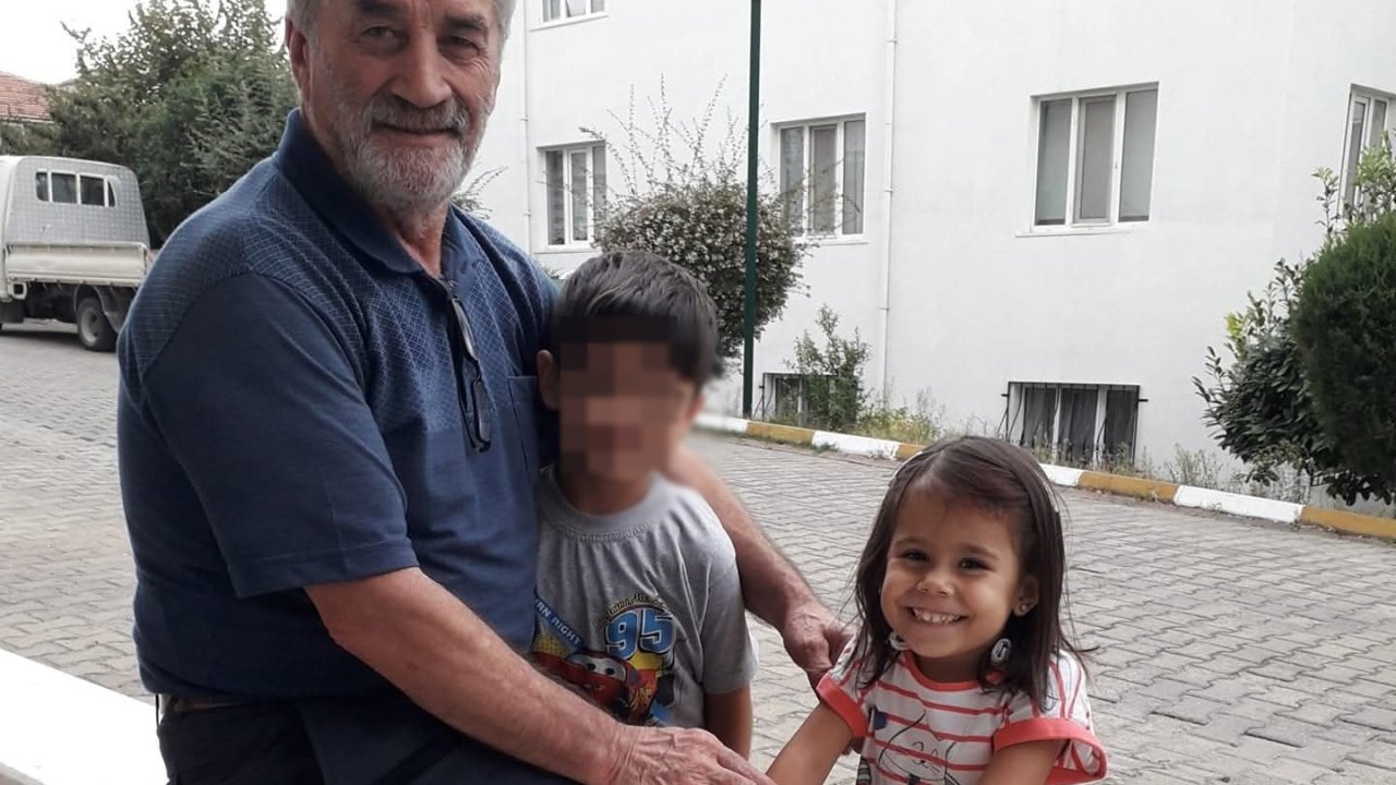 El freni çekilmeyen otomobilin çarptığı Öykü’nün ardından dedesi de kurtarılamadı