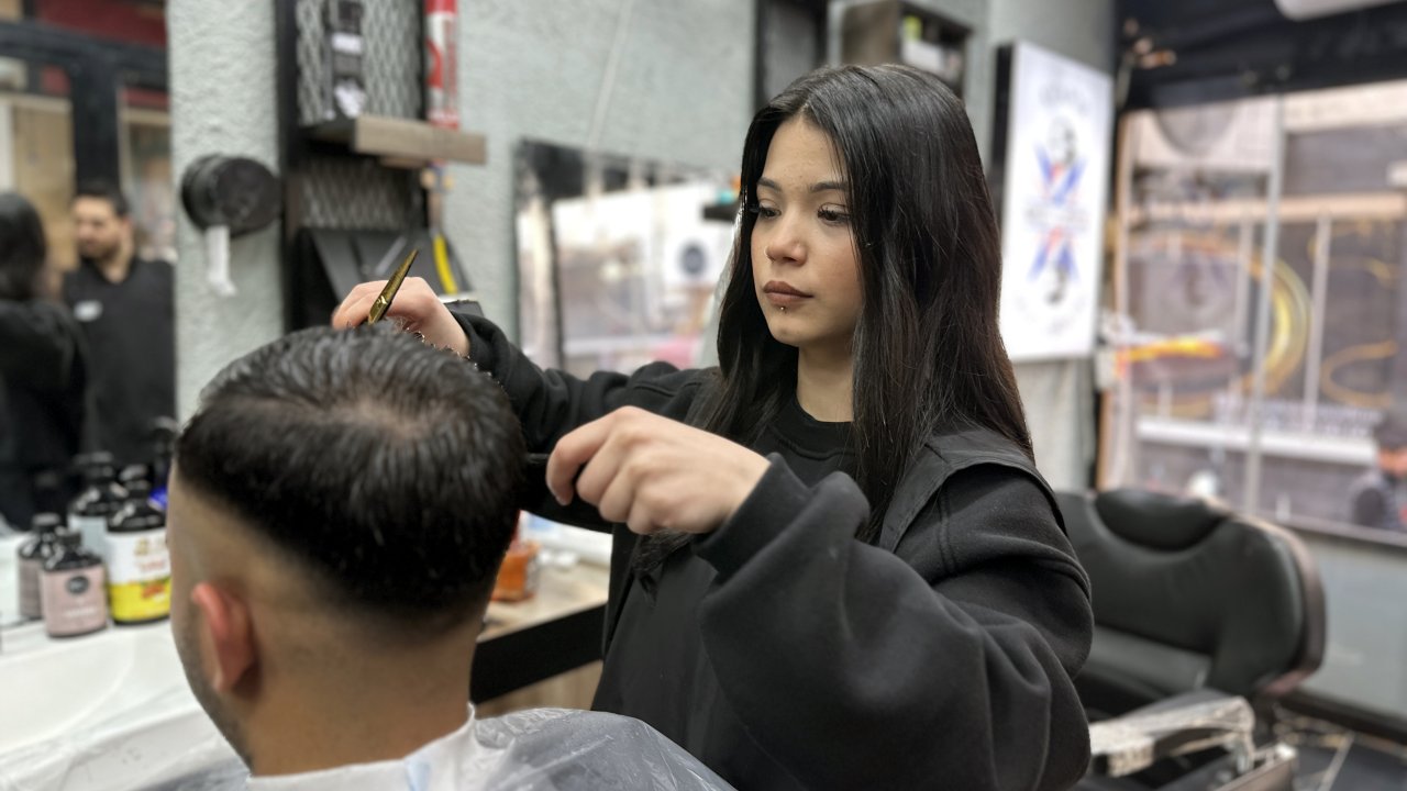 Erkek berberin çırağı Sırma, kendi dükkanını açmak istiyor