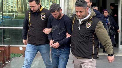 Eşini 5 bıçak darbesiyle ağır yaralayıp, yanındaki erkeği öldüren sanığa 'tahrik' indirimiyle 16 yıl hapis