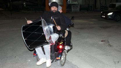 Eşinin kullandığı motosiklette davul çalarak mahalleliyi sahura kaldırıyor