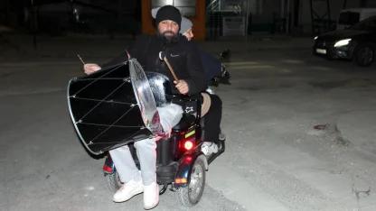 Eşinin kullandığı motosiklette davul çalarak mahalleliyi sahura kaldırıyor