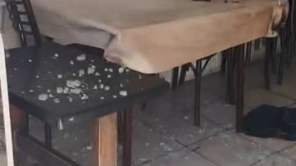 Evde yangın çıkardı, ailesinin çay ocağına balyozla zarar verdi