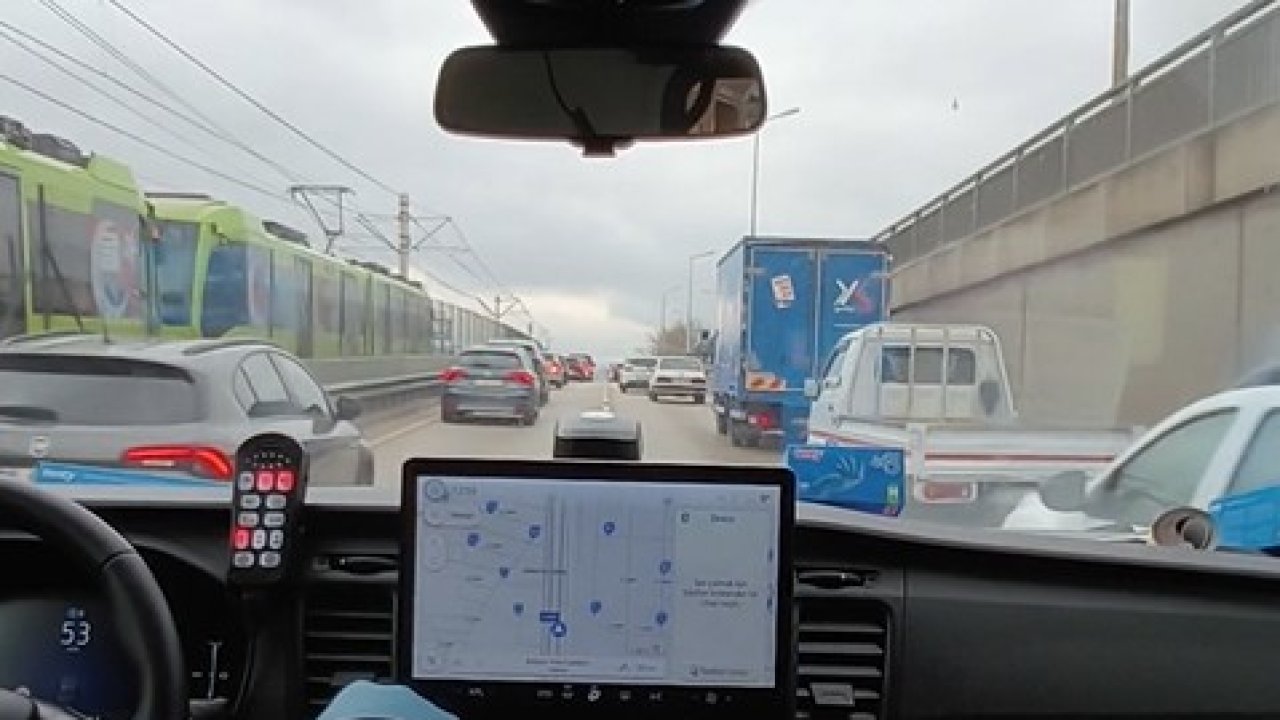 Fermuar sistemiyle ambulansa 'hayat koridoru' açtılar