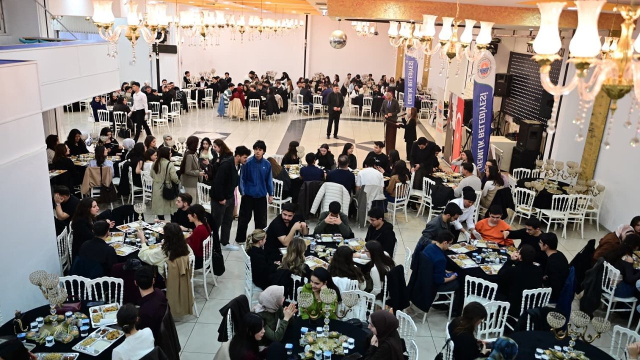 Gemlik Belediye Başkanı Deviren, üniversite öğrencileriyle iftarda buluştu